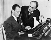 Richard Rodgers (siddende) sammen med Lorenz Hart i 1936.
