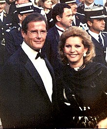 Roger Moore op het filmfestival van Cannes in 1989 met zijn vrouw Luisa Mattioli.
