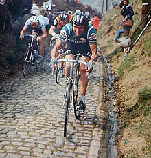 Belgianul Roger De Vlaeminck urcă pe Koppenberg în Ronde van Vlaanderen.