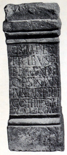 Римски олтар, посветен на Британия, в музея Hunterian, Глазгоу. Латинската дума: Britanniae , букв. "на Британия" се съкращава като: Britanni на надписа.  