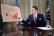 Reagan přednáší v televizi z Oválné pracovny o svém ekonomickém plánu, Reaganomice, červenec 1981.
