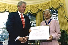 Prezidents Bils Klintons pasniedz Parksam Prezidenta Brīvības medaļu.