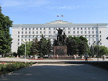 Das Gebäude der Verwaltung des Gebiets Rostow und das Denkmal der Roten Armee