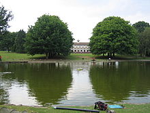 Jezero Rowheath s pavilonem v pozadí  