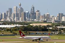 Boeing 757-200 van Royal Tongan Airlines op de luchthaven van Sydney met Sydney op de achtergrond (2004)  