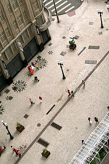 Brezilya'nın ilk büyük yaya caddelerinden biri olan 15 Kasım Caddesi (Çiçekler Caddesi olarak da bilinir) tarafından görünüm.