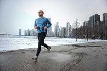 Un uomo che corre in un parco di Chicago.