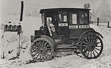 Landelijk vervoerder in auto bij brievenbussen, c.1910