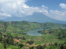 Jezero a sopka v pohoří Virunga