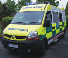 Een ambulance met Rode Kruis-opschrift (achteraan), gebruikt door het Britse Rode Kruis  