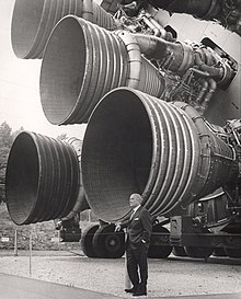 Wernher von Braun staat bij de vijf zeer grote motoren van de Saturnus V in 1961
