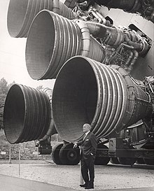 Wernher von Braun stojący przy pięciu bardzo dużych silnikach Saturna V w 1961 r.