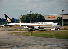 A Singapore Airlines 777-200ER típusú repülőgépe a Singapore Changi repülőtéren.