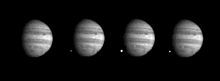 Vier foto's van Jupiter genomen in 1994. De heldere witte vlekken zijn explosies waarbij delen van de komeet Shoemaker Levy-9 de planeet raken.
