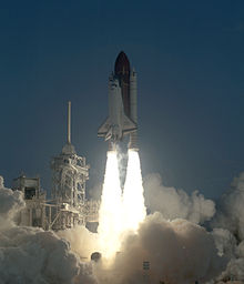 Space Shuttle Discovery stijgt op tijdens de STS-41 missie.  