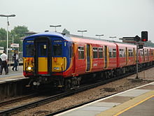 South West Trains klasse 455 eenheid nr. 455713 op het station van Wimbledon.  
