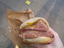 Багел със солено говеждо месо и горчица