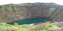 Tulivuoren kraatteri Islannissa, jossa on järvi  