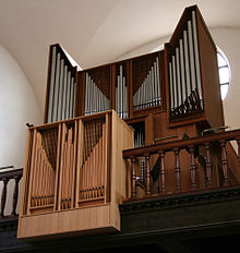 Een modern orgel in Kopenhagen, Denemarken. Op dit orgel zijn de vierkante houten pijpen aan het front geplaatst.