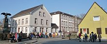 The former Friedrichschule, today Gustav-Wiederkehr-Schule (middle building), served as a concentration camp outpost