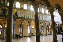 Binnen in de oude Basiliek van St. Apollinare in Ravenna, (6e eeuw)  