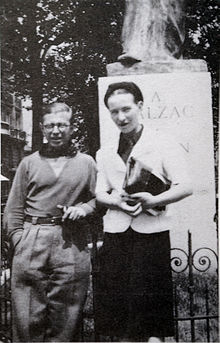 Симон дьо Бовоар и Жан-Пол Сартр пред паметника на Оноре дьо Балзак