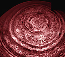De hexagonale noordpoolwolk die eerst door Voyager 1 en later door Cassini werd gevonden  