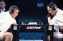 Links: regerend wereldkampioen licht zwaargewicht Nikolay Sazhin uit Rusland.  