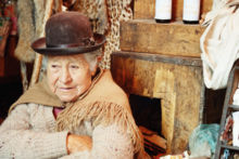 Шляпа-котелок является традиционной частью женской одежды у народов кечуа и аймара в Южной Америке