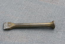 Stonemason's chisel with carbide cutting edge and so-called knob head