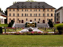 De achterzijde van het paleis in Lichtenstein met het "Daetz-Centrum" in het rechter gebouw.