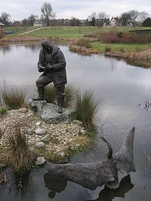 Sīra Pītera Skota statuja pie Wetlands Wildfowl Trust: Londonas mitrāju centrs.