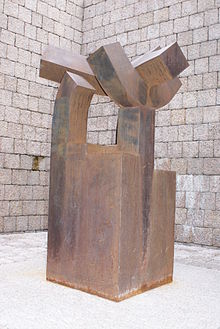 Chillidas skulptur i stadens centrum  