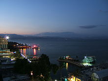 イスラエルのティベリアスから外を眺めるガイリー海の夕暮れ。