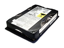Disco rígido PATA de 40 GB (HDD); quando conectado a um computador, serve como armazenamento secundário.