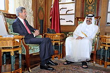 O antigo Emir Hamad bin Khalifa Al Thani e o Secretário de Estado norte-americano John Kerry em 2013.