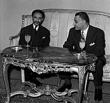 Keizer Haile Selassie met president Gamal Abdel Nasser van Egypte in Addis Abeba voor de top van de Organisatie voor Afrikaanse Eenheid, 1963.  