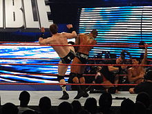 Sheamus executando o Brogue Kick on Randy Orton.