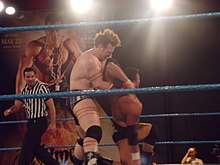 Sheamus verloor het Florida Heavyweight Championship aan Eric Escobar, die hier in een armbar wordt gezien.