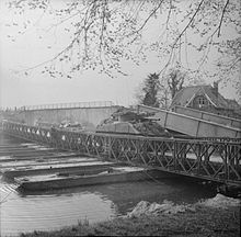 ドルトムント・エムス運河に架かるベイリー橋を渡る第1コールドストリームガードの一部。橋は2層の側板で構成され、ポンツーンで支えられている（1945年4月）