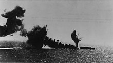El Shōhō es bombardeado y torpedeado por aviones de portaaviones estadounidenses.  