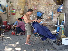 Informele economie: Kapsel op een stoep in Vietnam.