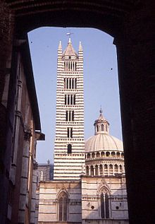 De bekende klokkentoren van de Siena-kathedraal
