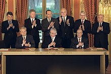Bill Clinton (third from left) together with international heads of state at the signing of the Dayton Treaty