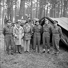 Montgomery mit Offizieren der Ersten Kanadischen Armee. Von links: Generalmajor Vokes, General Crerar, Feldmarschall Montgomery, Generalleutnant Horrocks, Generalleutnant Simonds, Generalmajor Spry und Generalmajor Mathews