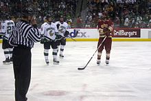L'Università del Nord Dakota gioca a hockey contro l'Università di Denver
