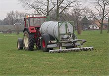 Slurry application from a slurry tank on grassland close to the ground