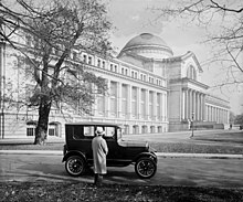 Ford Model T geparkeerd voor het Nationaal Museum in 1926