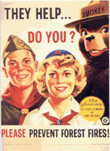El oso Smokey con miembros de los Boy Scouts de América y las Camp Fire Girls en 1950  