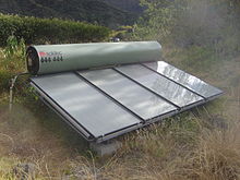Direct-gain zonneverwarmingspanelen met geïntegreerd opslagreservoir geïnstalleerd bij een huis in de Cirque de Mafate op Réunion